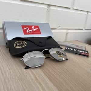 Солнцезащитные очки Ray-Ban